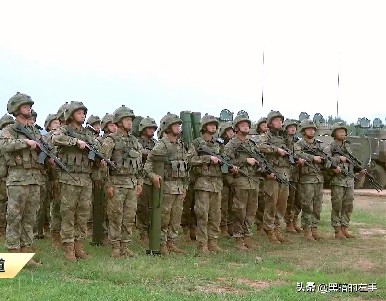 我军军改后的步兵班，两挺QJB-201弹链班用轻机枪，一门PF98A120mm反