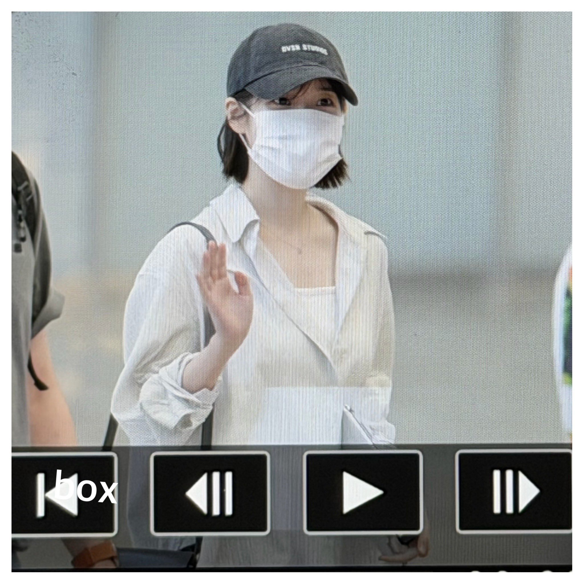 260908 IU 金浦机场出境cr.logo ​​​