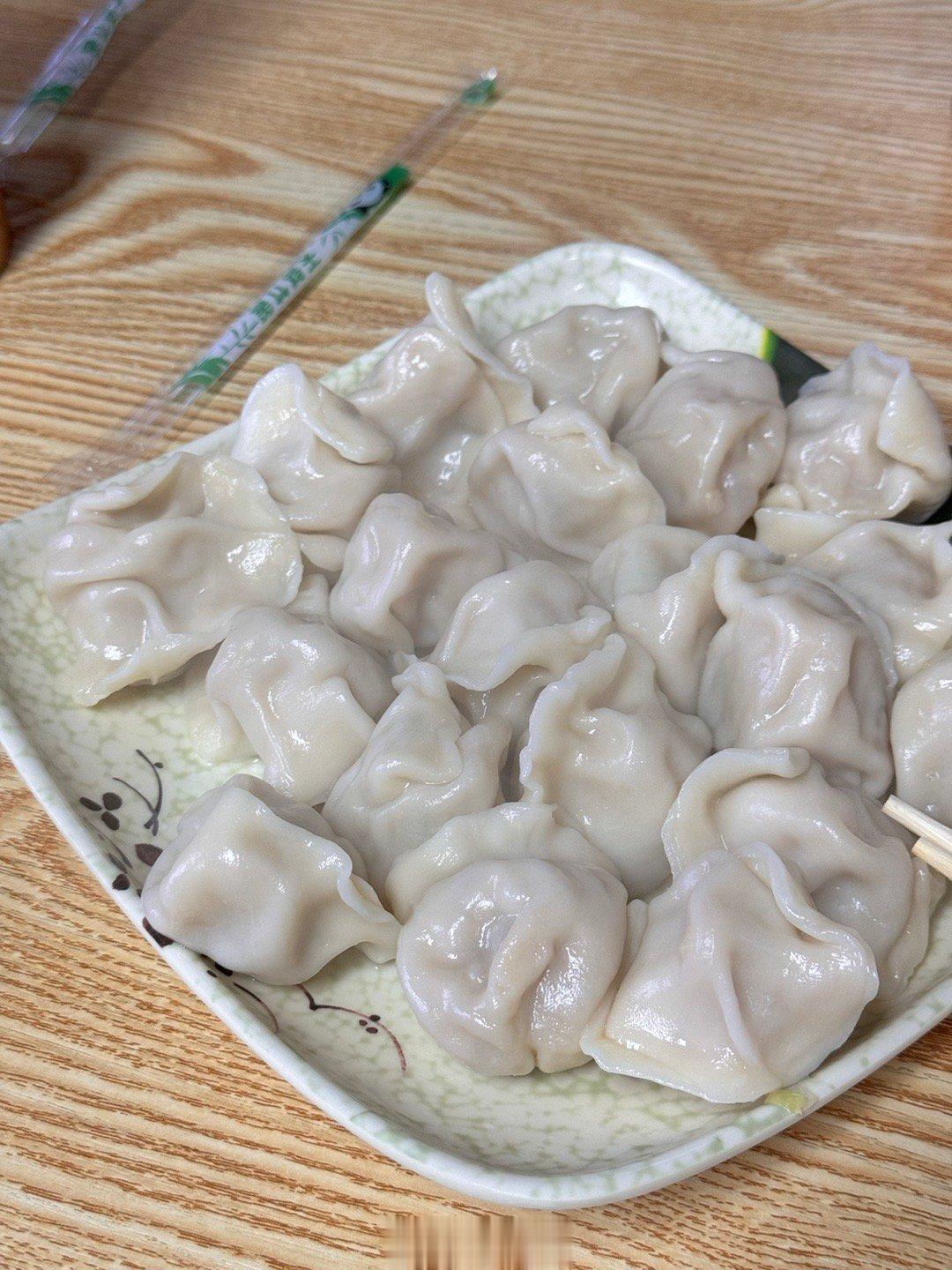冬至的饺子🥟吃上了，报吃，大葱猪肉的 大葱没扒皮没剁碎吧，好柴啊嚼起来牙难受?