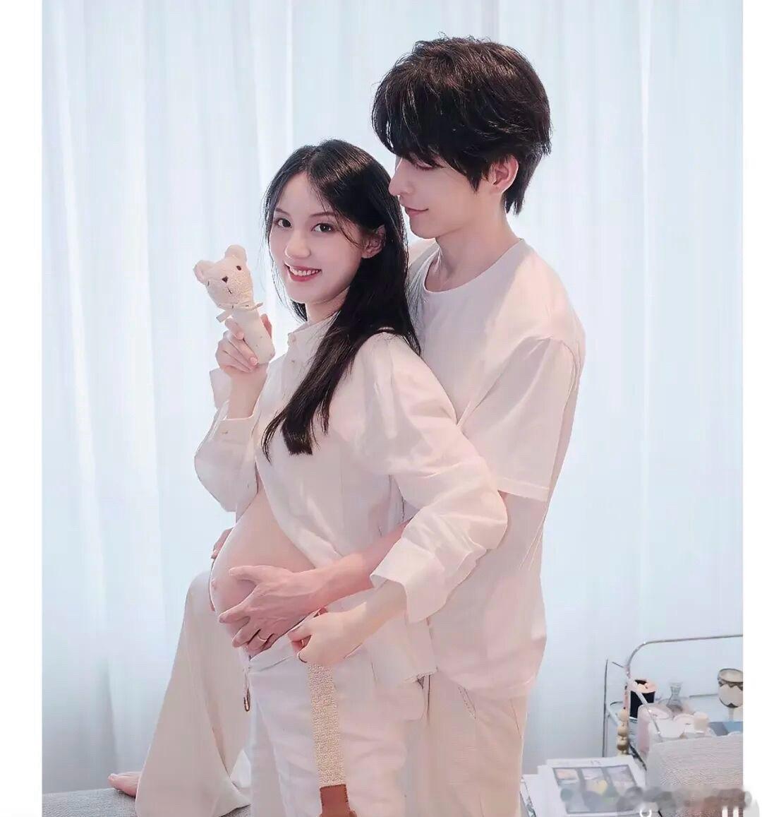 文韬和老婆都是学霸9月12日上午，郭文韬官宣喜得小女儿冲上热搜！夫妻俩用双手圈住