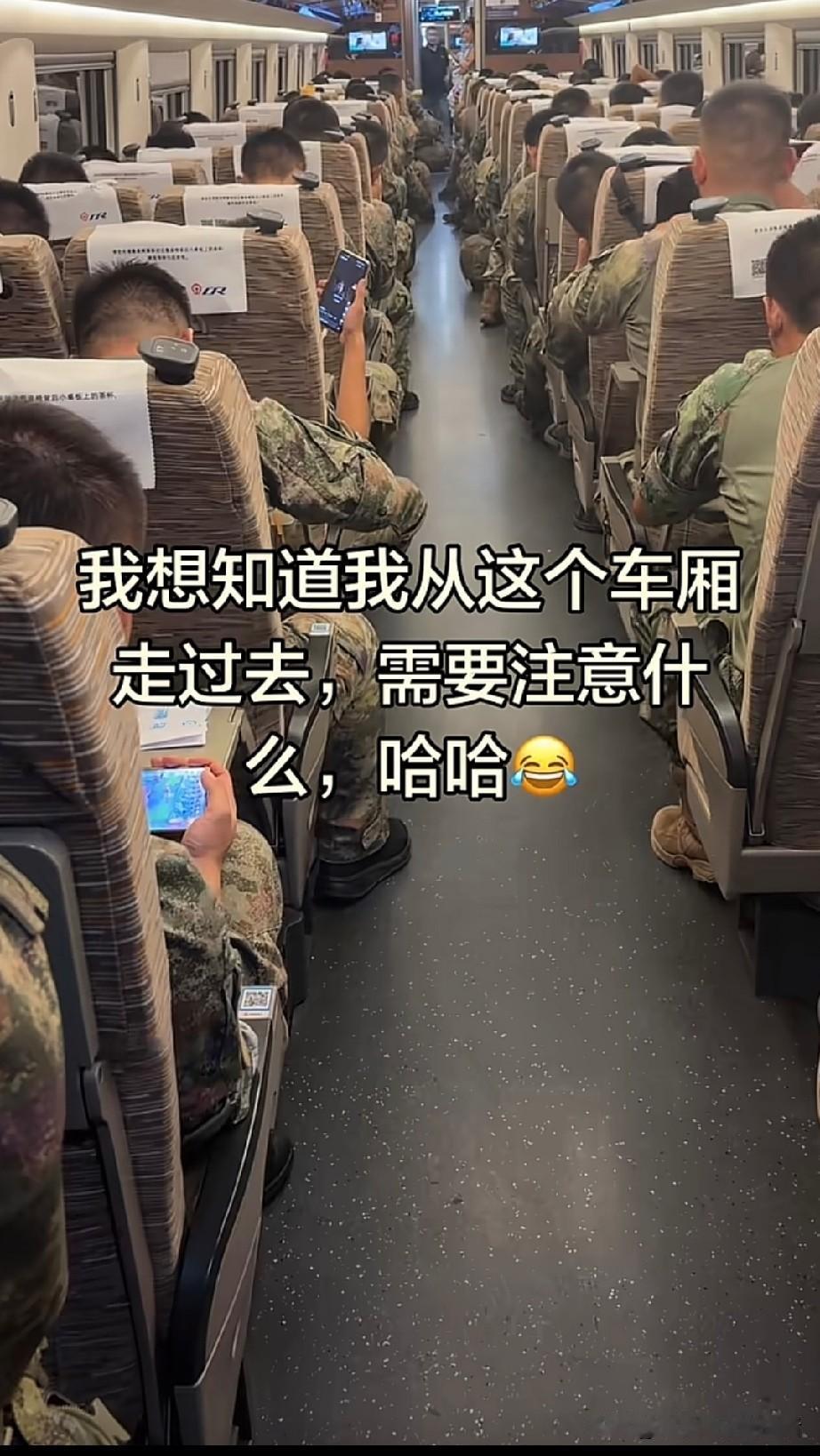 过道都自带庄严感。
从这里路过，不自觉就放轻脚步。
哪有什么岁月静好，不过是有人