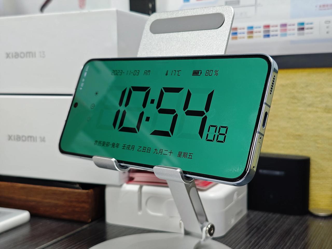 换了小米14后，小米13闲置了，用来当电子时钟挺不错（奢侈）😃

电子时钟来自