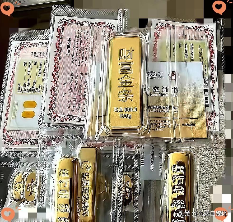 手里有黄金的人，
今晚真的要吃褪黑素了。
昨天金价还是925，今天开盘涨到930