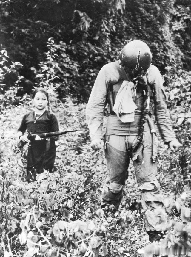 1967年9月17日，北越女兵押送美国飞行员。历史照片 美国空军中尉杰拉尔德·韦