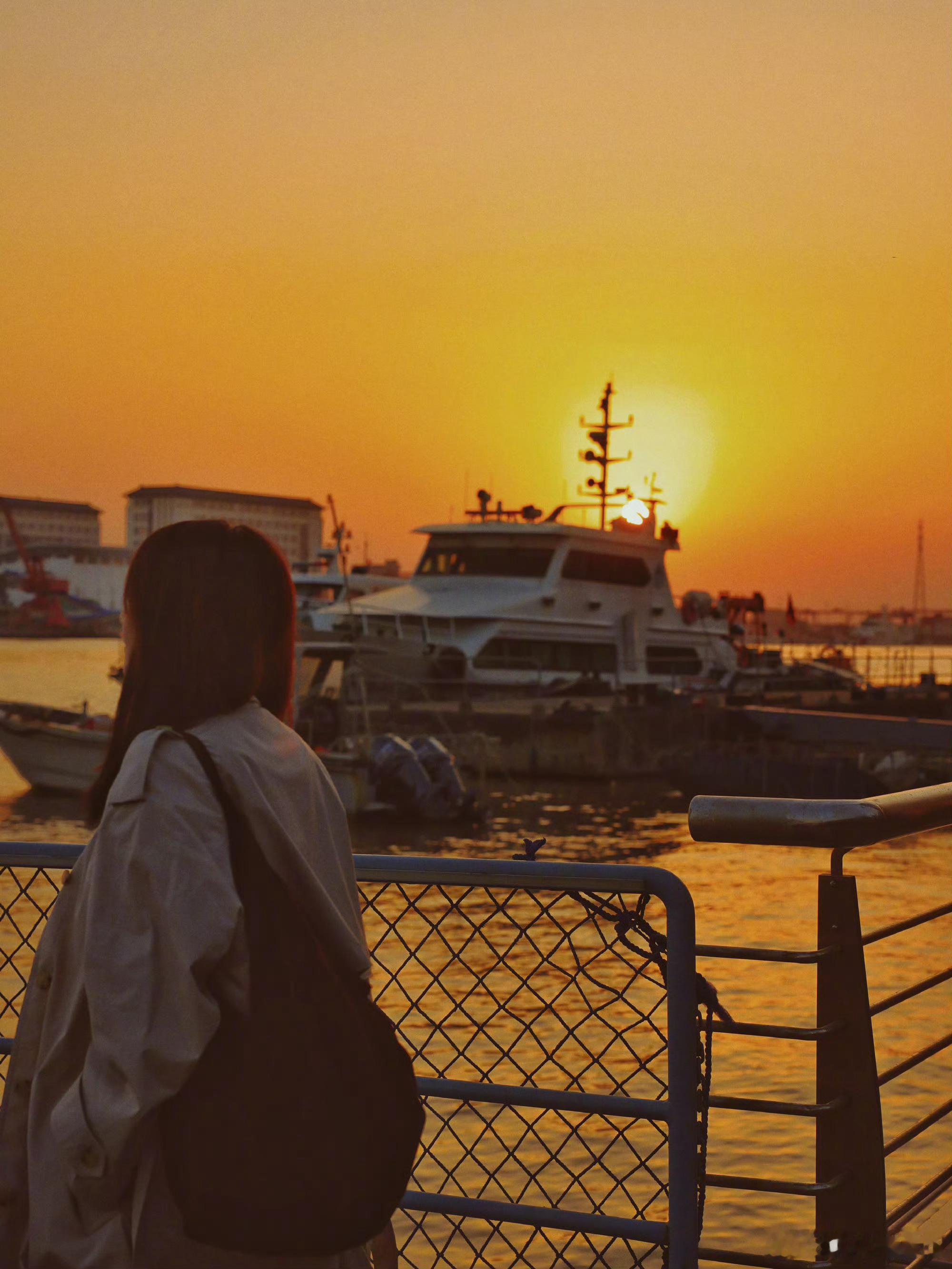 高圆圆落日大片 家人们谁懂啊！被高圆圆这组落日氛围感大片美疯了！ 橘色余晖温柔裹