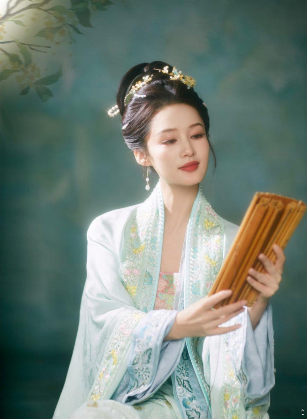 网友推荐李清照选角最近大家都在聊谁适合演李清照，李沁清冷书卷气好戳人，春晚那段吟