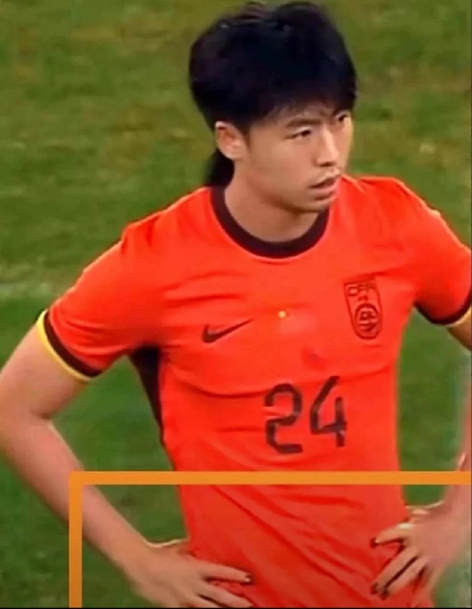 国足球员身上纹身我忍了，有大肚腩我忍了，留长头发我也忍了，可你堂堂国足球员居然做