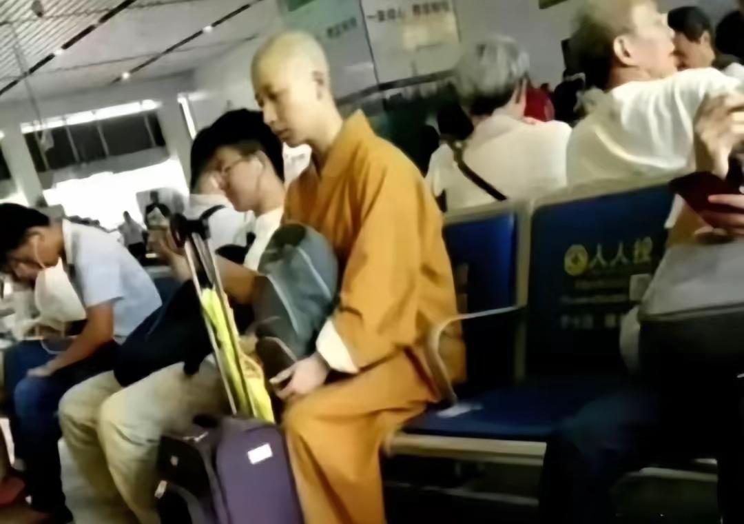 峨眉山两位尼姑乘坐地铁时，旁边的一位年轻人好奇地问道：“师父，你们出家人也会搭地