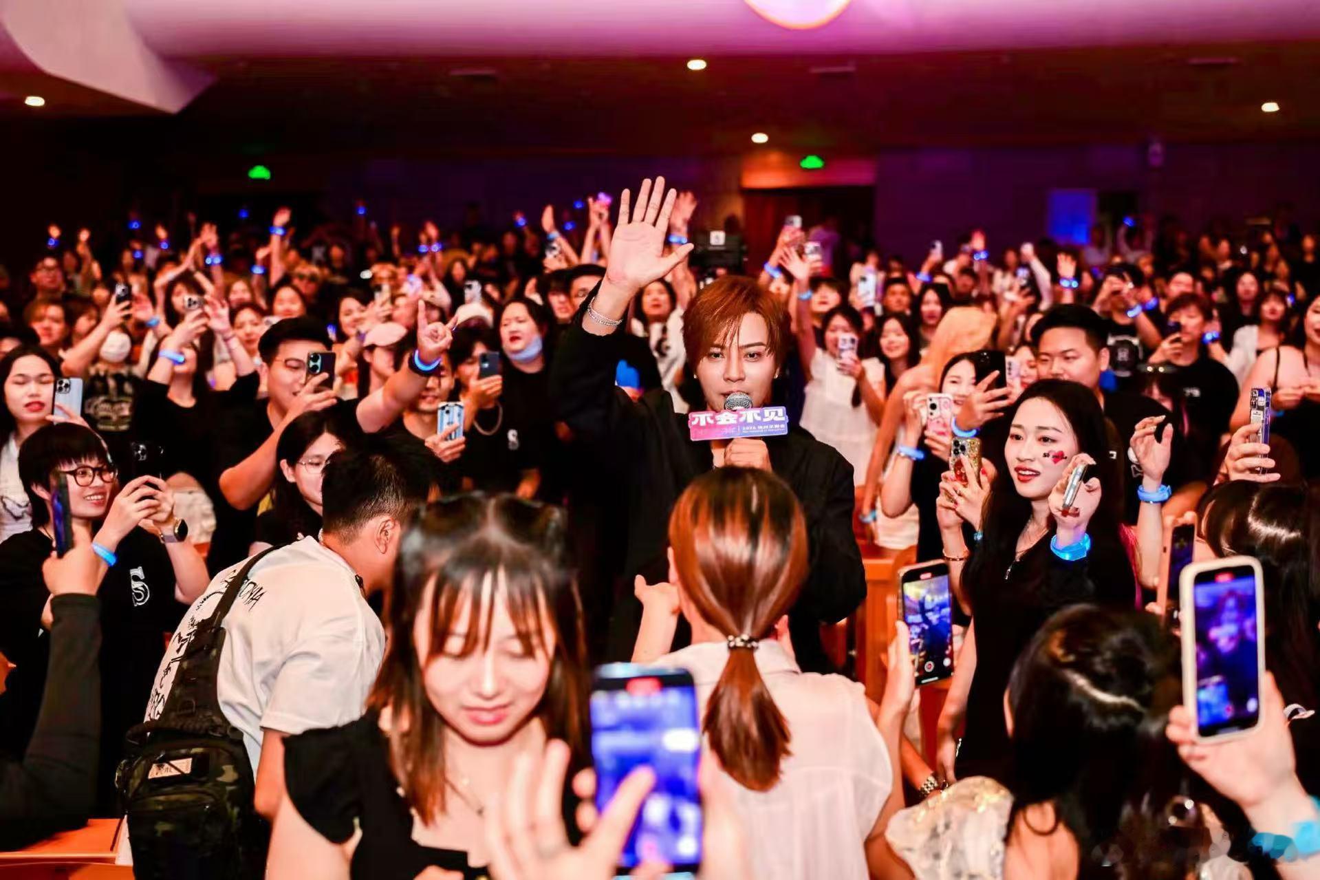 终于官宣了！这舞台配置和曲目编排光是看着就让人期待值爆表！所以问题来了，内地场什