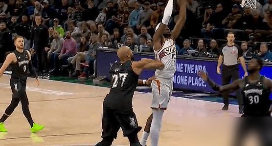 再次恶犯马威，戈贝尔真的下作！森林狼与太阳的比赛第三节，马威跳起扣篮，被防守失位