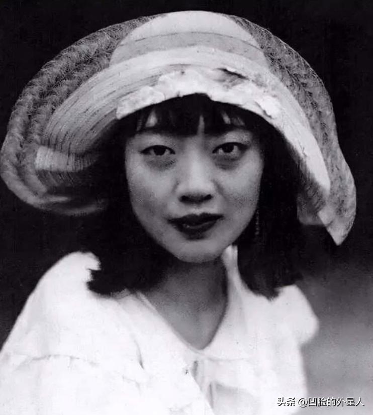 她最后是活活臭死的。大小便失禁，躺在自己的屎尿里，浑身烂疮，41岁的女人，瘦得像