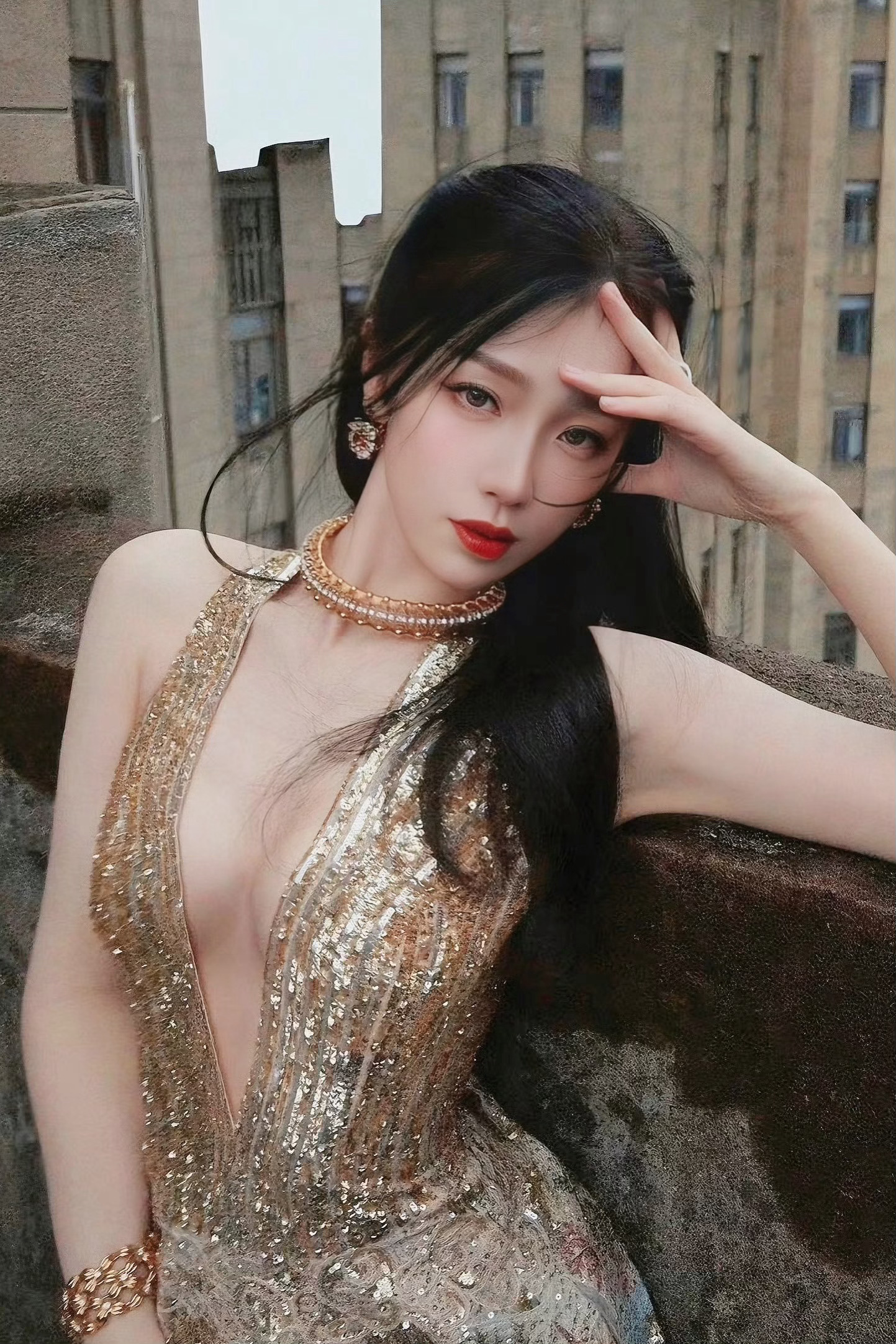 虞书欣✨✖️金色深V礼裙·好身材太惹人羡[送花花] ​​​