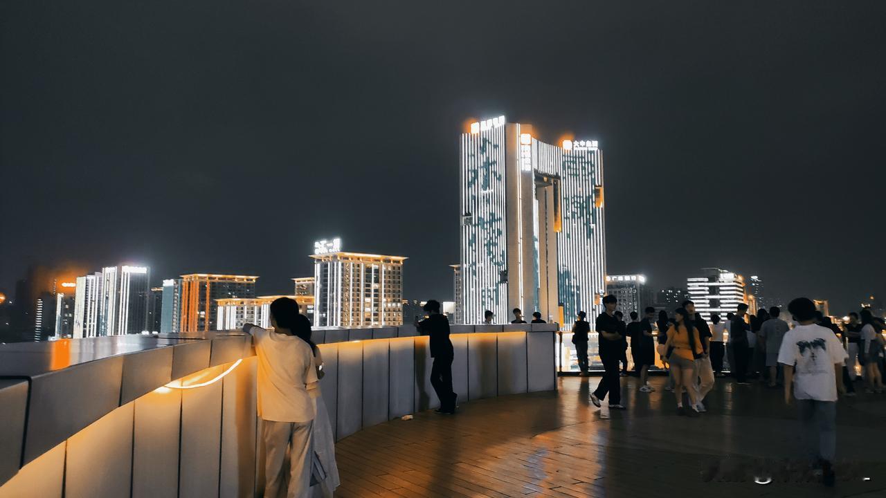 楼顶风光，
城市街景，
撩人夜色。