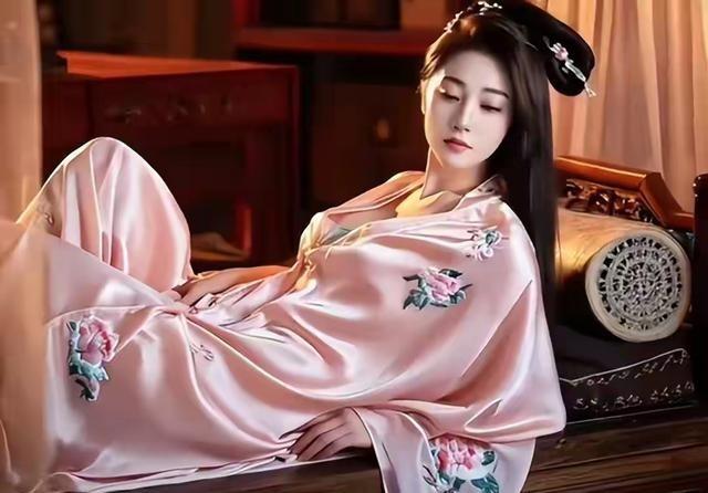 古代的妓院分三六九等。最底层的叫“窑子”，几文钱就能进去，跟现在的路边摊差不多。