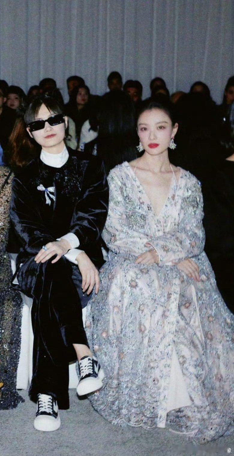 李宇春给倪妮拍照李宇春拍的倪妮向野的我们 随手按快门都能拍出电影感，春春的摄影天