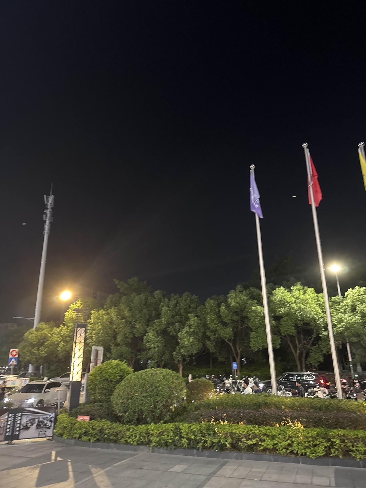 【秋夜旗语】
谁说秋日只有金黄？

这抹夜色下的旗帜，正演绎别样浪漫！

路灯为