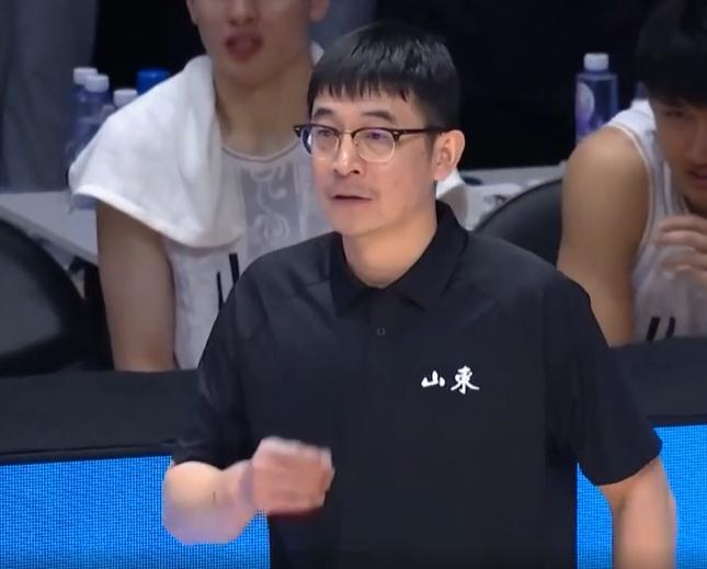 王刚真是国产年轻一代教练的佼佼者。看看这支山东U18男篮在攻防两端的表现，不仅韧