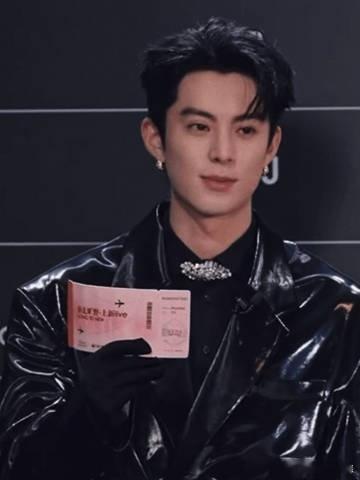 #王鹤棣直播好有活力# 王鹤棣以快乐小狗的身份闪亮登场，好长的身材比例完美，好小