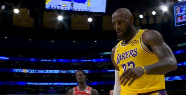 湖人巨星詹姆斯真是大公无私的典型代表！在今天湖人主场以142：130击败公牛的赛