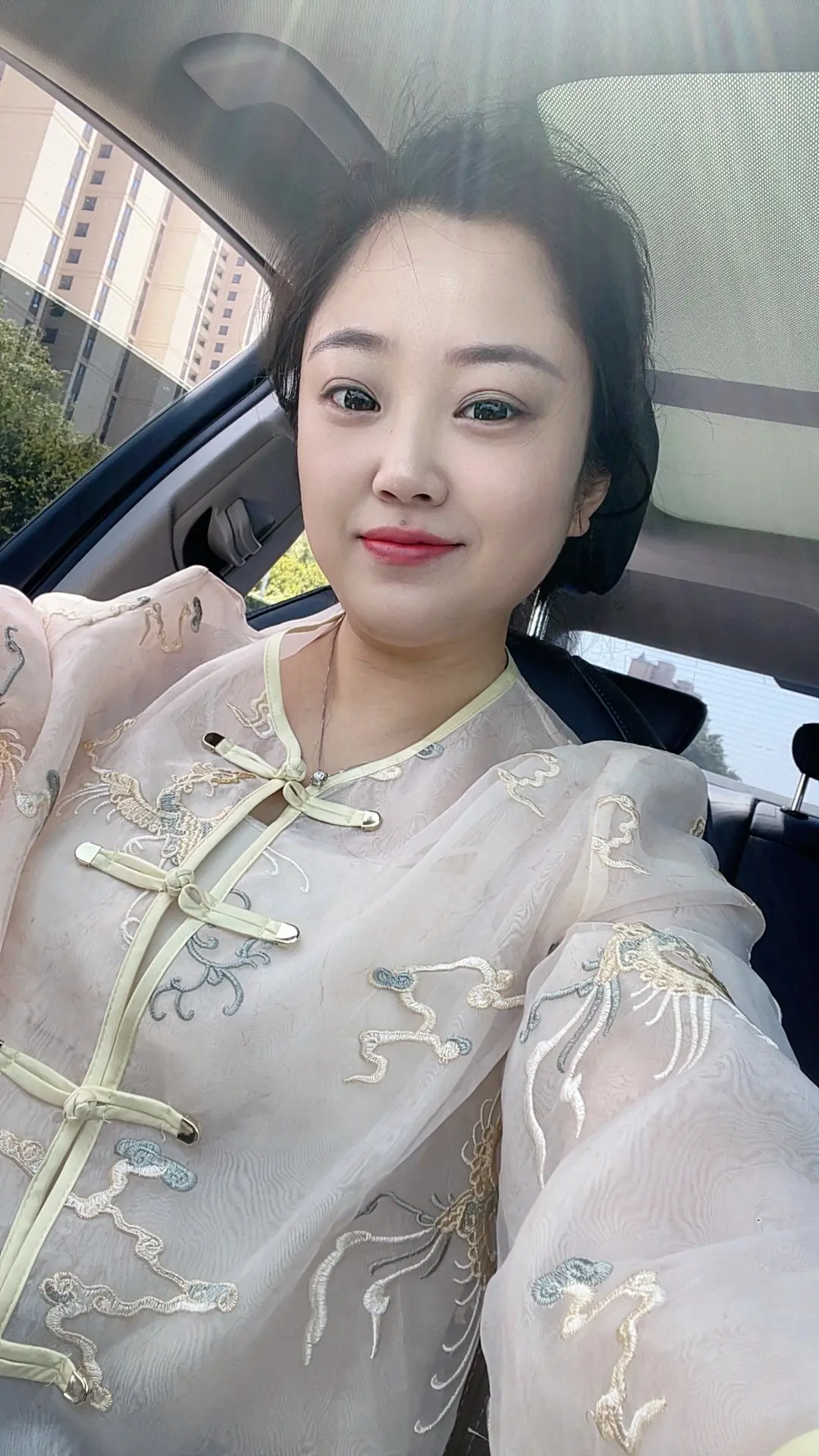 少女感还是留给少女吧，好不容易成熟了，当一个漂亮阿姨也不是不可以