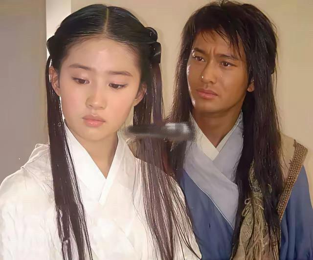 当年张纪中的审美真的很拉垮，黄晓明在这部《神雕侠侣》里妆造像丐帮长老，整个人还自