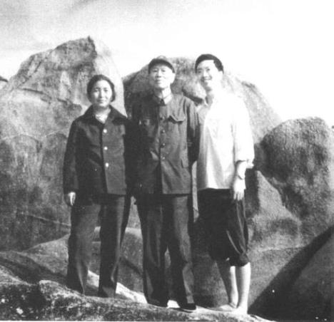 1979年，邓华夫妇、儿子邓穗在海南合
影