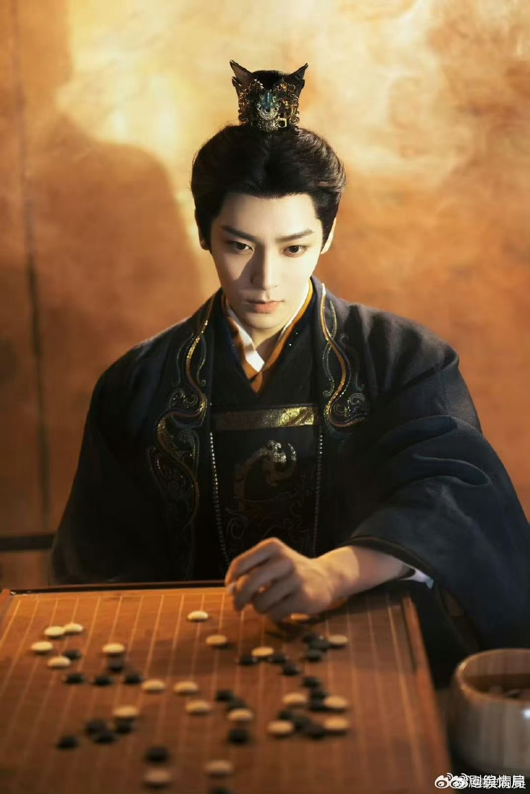 侯明昊生理性演技 侯明昊的生理性演技，打破了表演的界限。他不靠眼药水和套路，只用