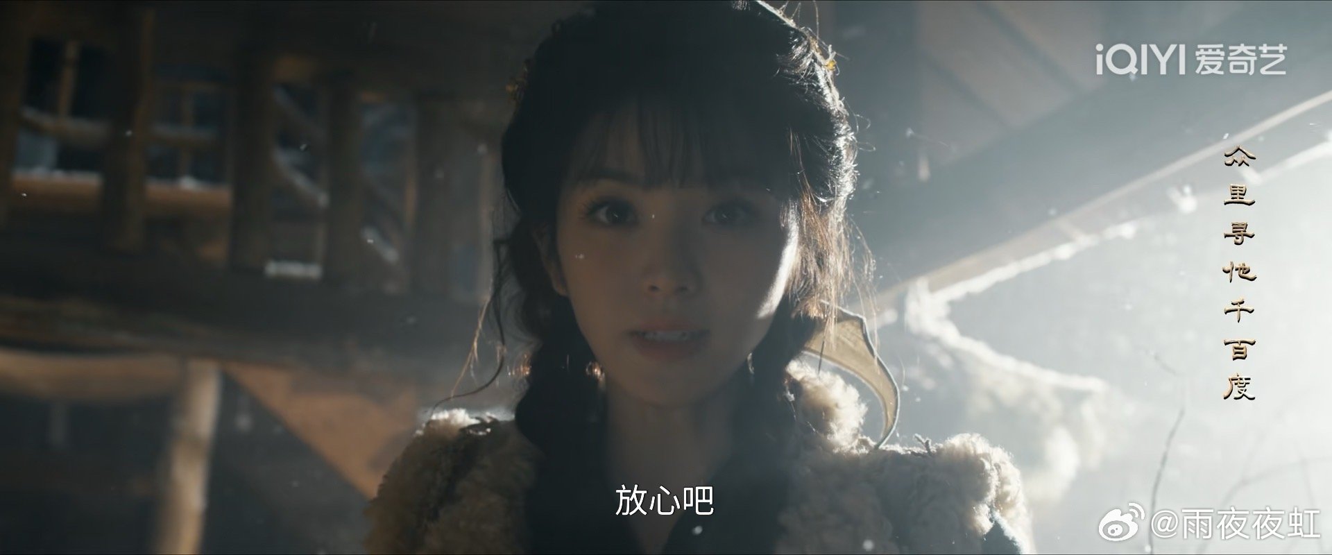 田曦薇趴在张凌赫身上亲 谁懂这种近距离糖分！张凌赫整个人都透着温柔宠溺，画面甜而