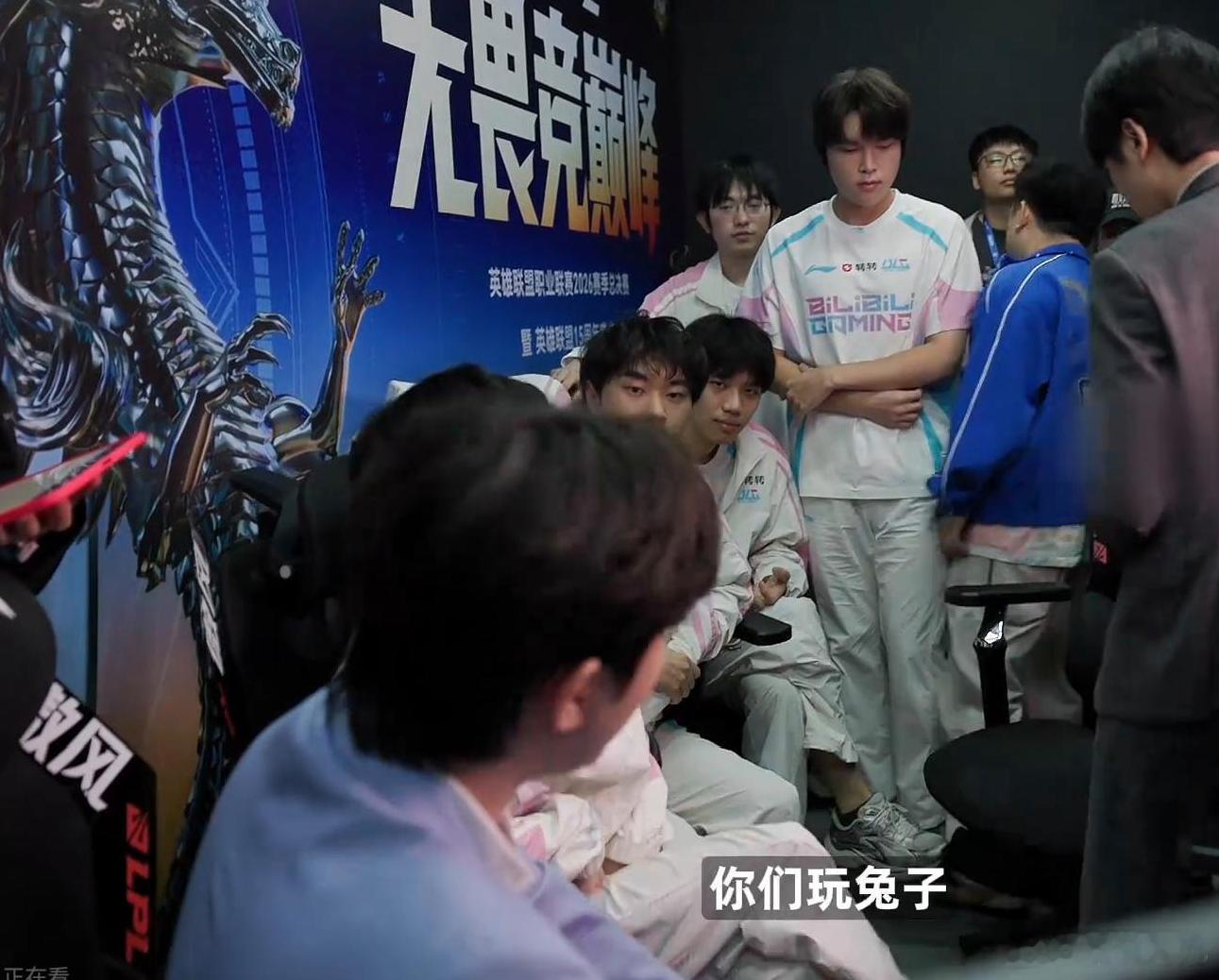 原来决赛丹妮说的选手乱选不是指Bin哥选卡莎啊...Xun游戏画面里看着话挺多的