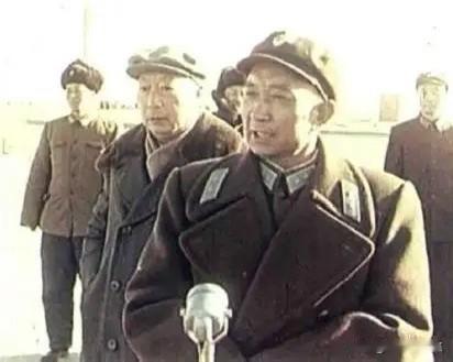 1960年11月5日晚，在位于巴丹吉林沙漠深处的中国第一个导弹试验靶场举行庆祝宴