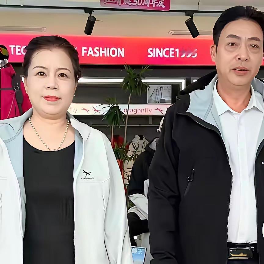 老杨直播谈许妈姚爸落泪


老杨直播时聊起许妈一家，
眼眶有点红。

他说这家人