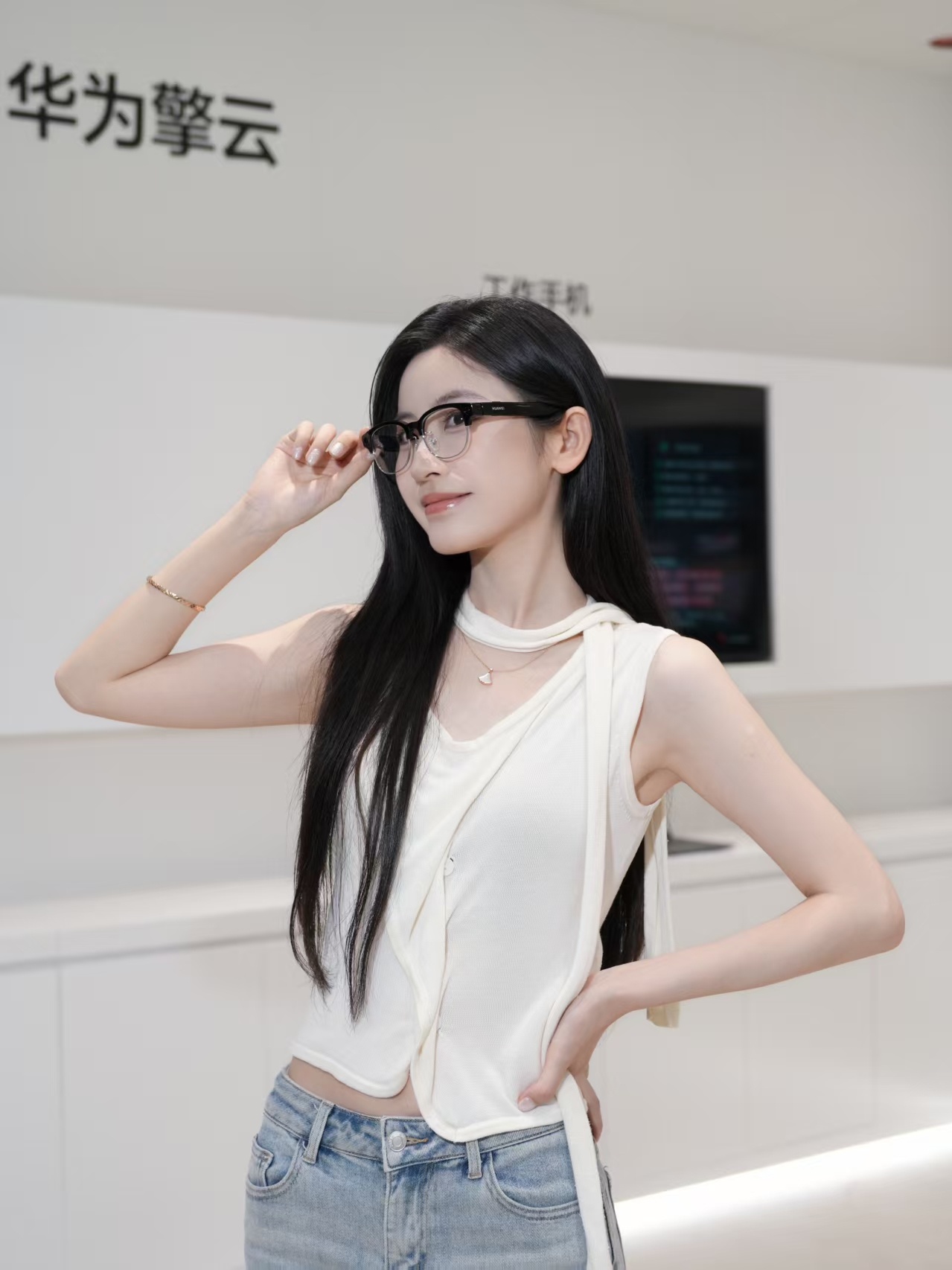 华为AI眼镜真的来了！ 作为华为首款鸿蒙AI眼镜，轻到几乎没存在感，只有约35.