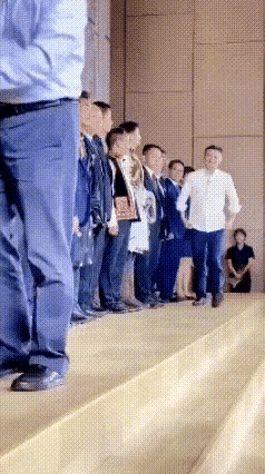 拍集体照的时候，身份最高的人站中间，以此类推按照身份往两边排，越靠边的人身份越低