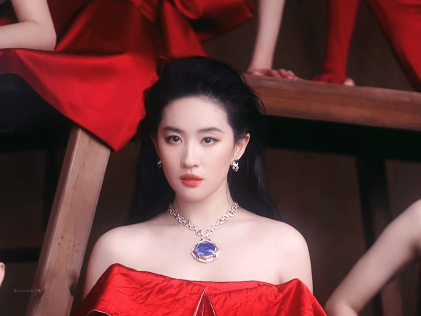 还以为刘亦菲在展示美貌宝格丽：没关系 我会给刘亦菲戴越来越大的珠宝