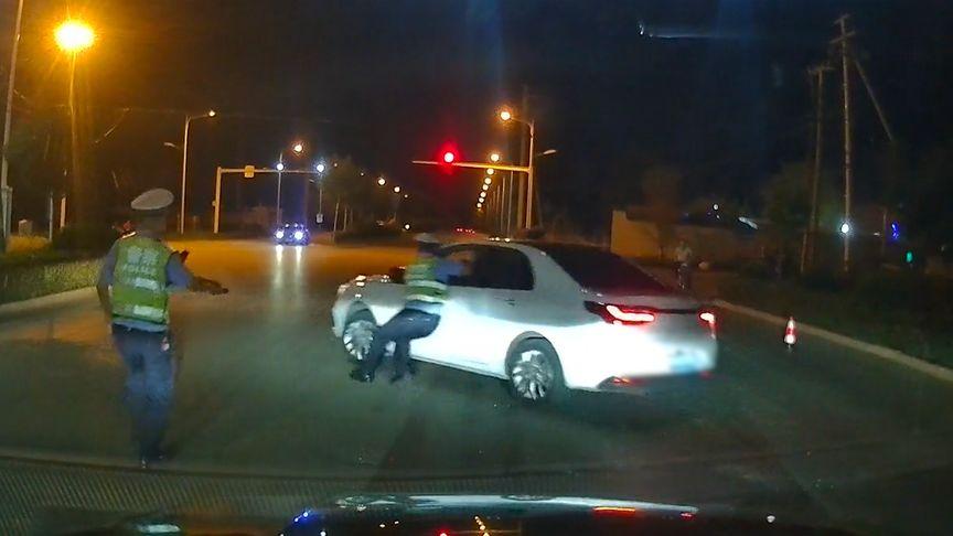 【山东一小车强行拖行交警,冲上绿化带逃逸 警方:涉事司机已被传唤】据网友爆料，7