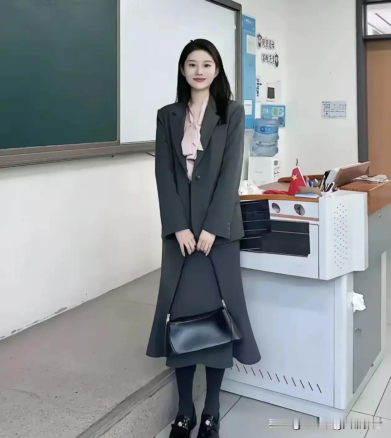 高三年级新来的班主任。