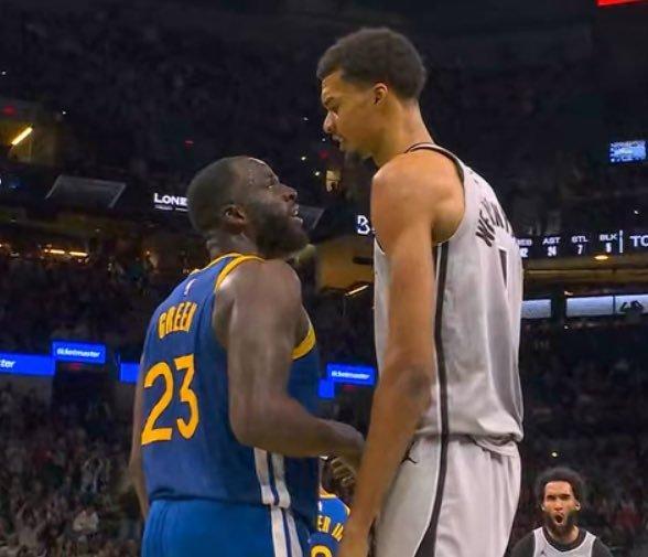 之前都在问谁能防住文班亚马 这两场比赛 他在追梦的防守下内线的命中率是22中7 