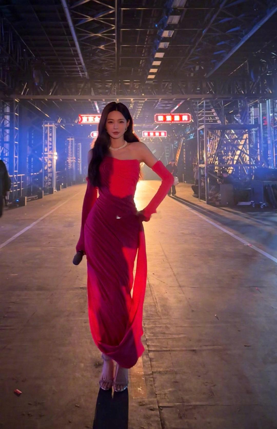 沈梦辰怎么戴个洗碗手套就上台了 谁懂沈梦辰这脑洞！戴个洗碗手套既视感的配饰就上台