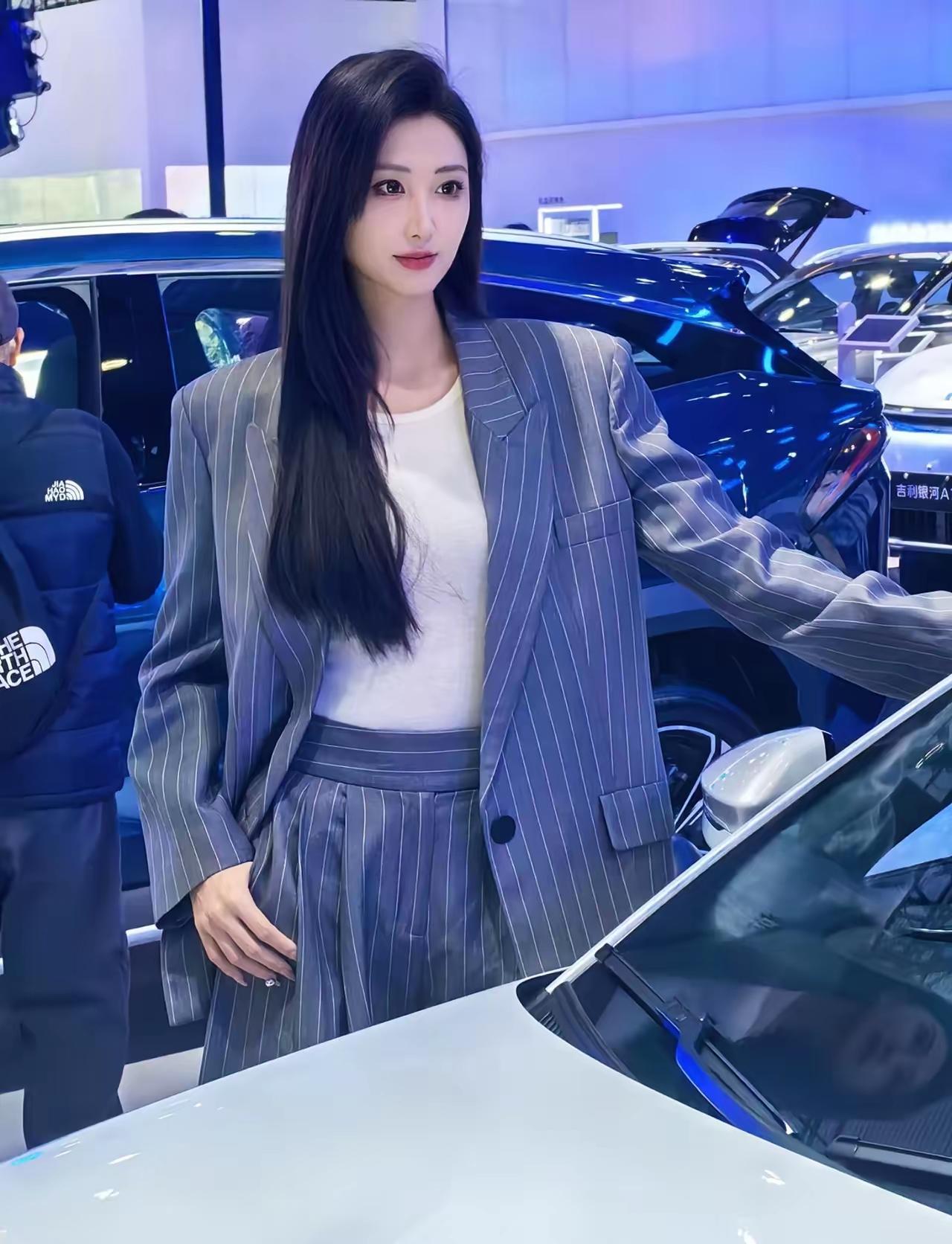 优雅条纹西装，自信展风采！尽显时尚魅力美女车棋。👠💄