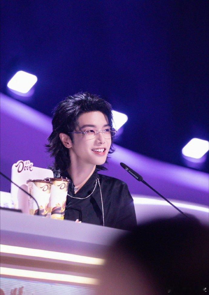 华晨宇就这样小指头戳戳花花的萌点永远在小细节里！何老师口误说错话，华晨宇一个小指