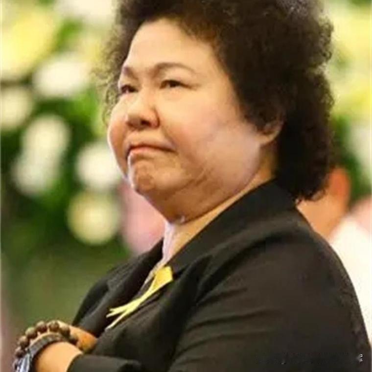 她就是终身未婚的陈菊，今年76岁，大专学历。从照片能看出年轻时是个美女，弯眉凤眼