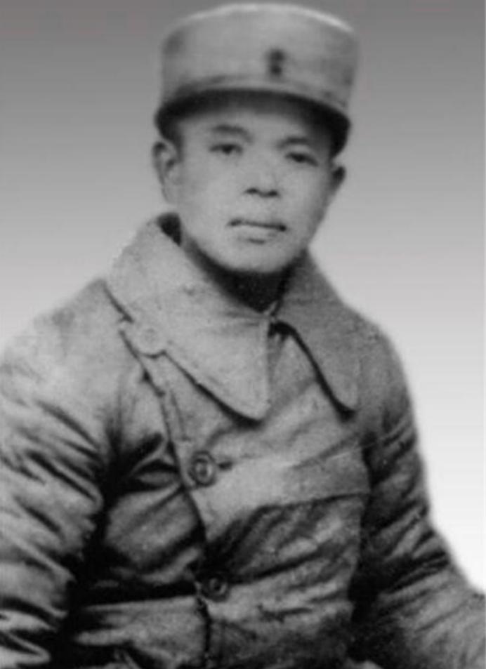 1943年，八路军一司令员正在屋内开会，突然，手枪队长闯了进来，司令员还以为是敌