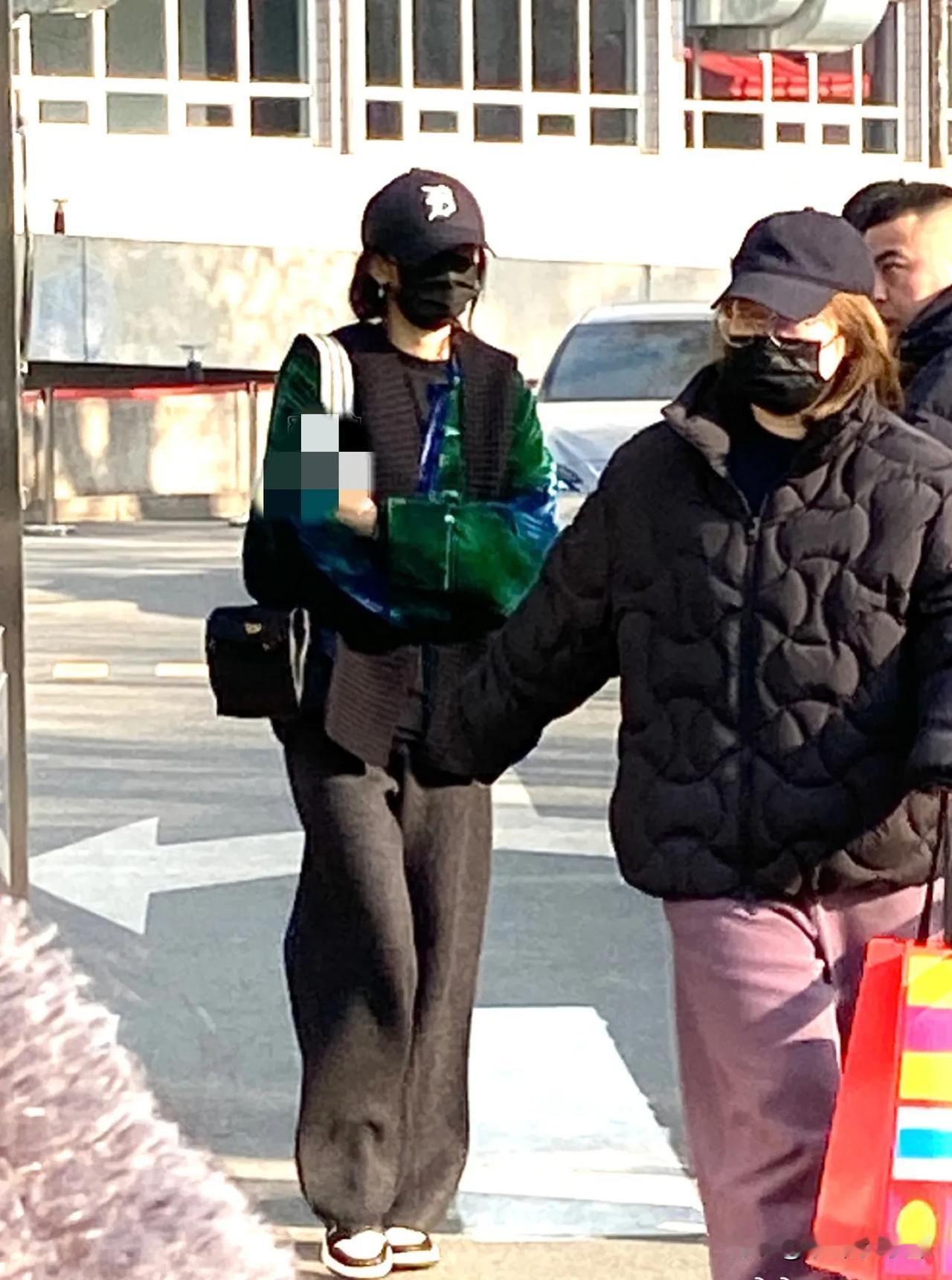 杨幂今天被网友拍到现身央视大楼，参加春晚彩排。这是确定上龙年春晚了？