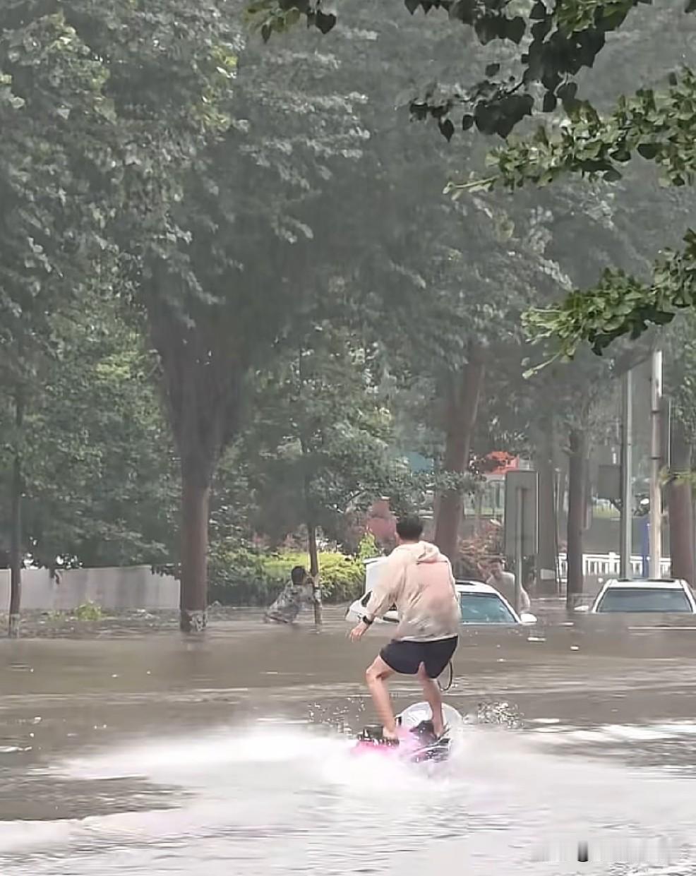 为啥东北人人人都会演小品？不信你看沈阳的大暴雨，水都快没脖子了，有出来滑单板的，