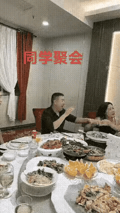 同学聚会，现在真的越来越变味了。
 
本来是大家一起吃个饭，聊聊以前上学的趣事，