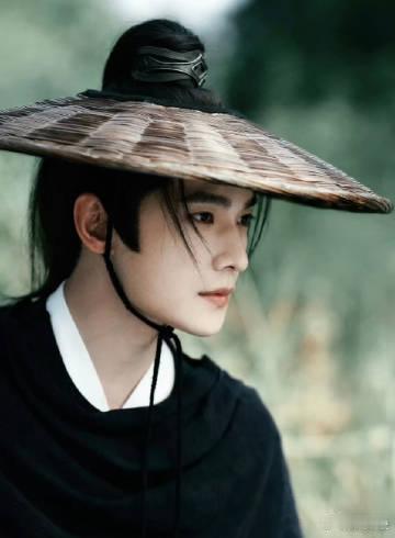 杨洋雨霖铃武侠特辑 每一次杨洋披上斗笠，便是对武侠精神的致敬。他那坚定的眼神和从