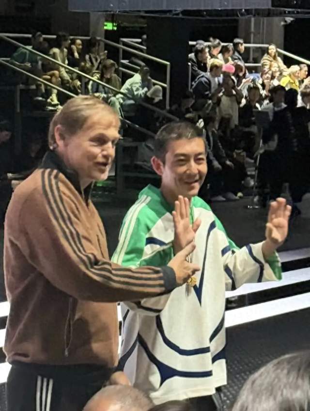 陈冠希上海看秀老态尽显！与小16岁吴艳妮同框，反差太扎心