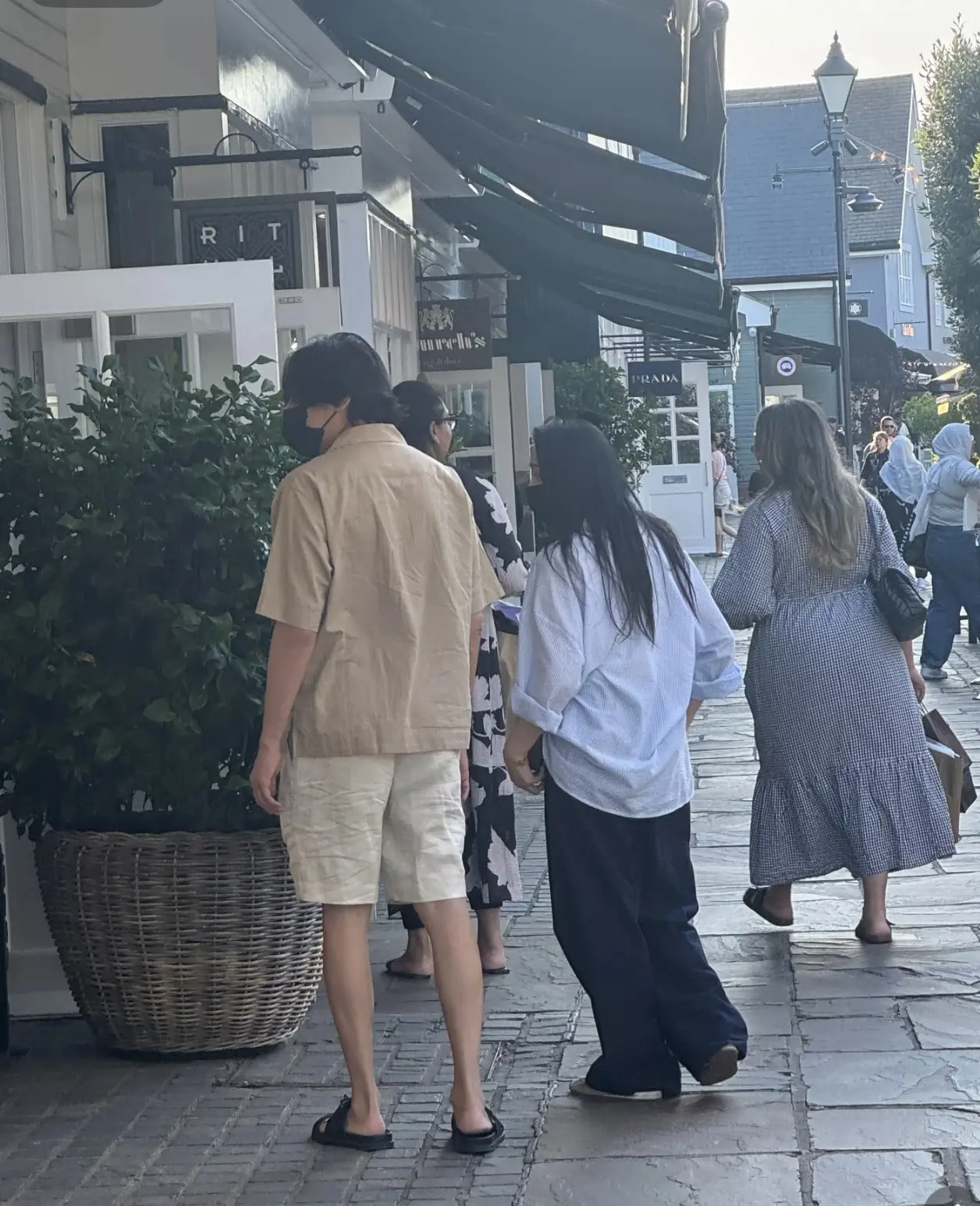 秦昊伊能静被偶遇英国购物。两口子穿的很低调，秦昊直接穿凉拖，看着就很松...
