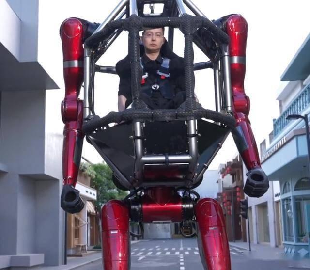 炸场！390万国产机甲问世，一拳轰塌墙！外网：终结者真被中国造出来了…🤯
 