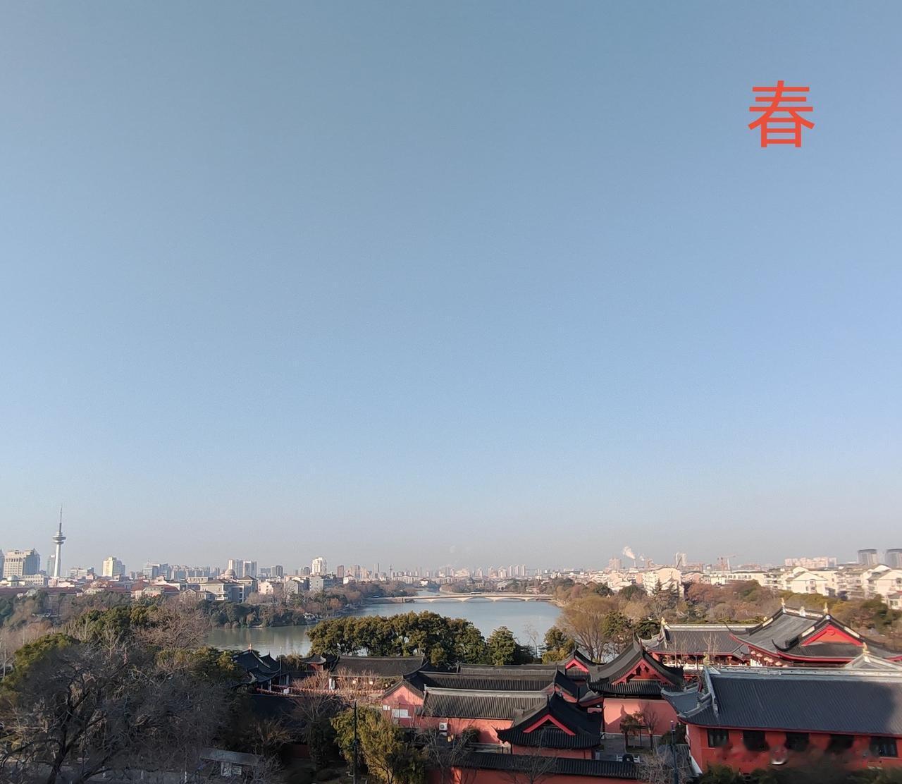 观此景，红墙黛瓦映碧水，高楼遥接湛蓝天。古今相融，四时流转，恰似人世匆匆。忙忙碌